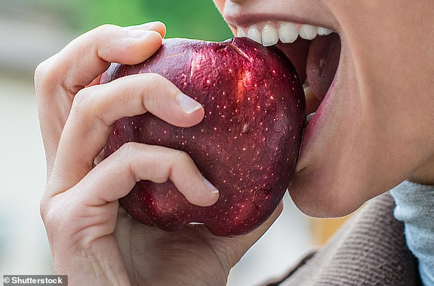 التفاح يقلل من خطر الإصابة بالزهايمر ويحفز تكوين الخلايا العصبية