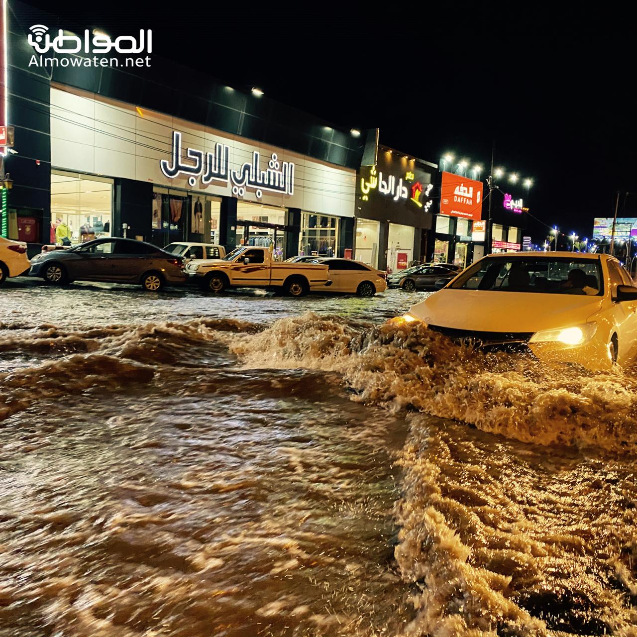 مياه الأمطار تغمر طريق الأمير سلطان في خميس مشيط وتشل الحركة المرورية