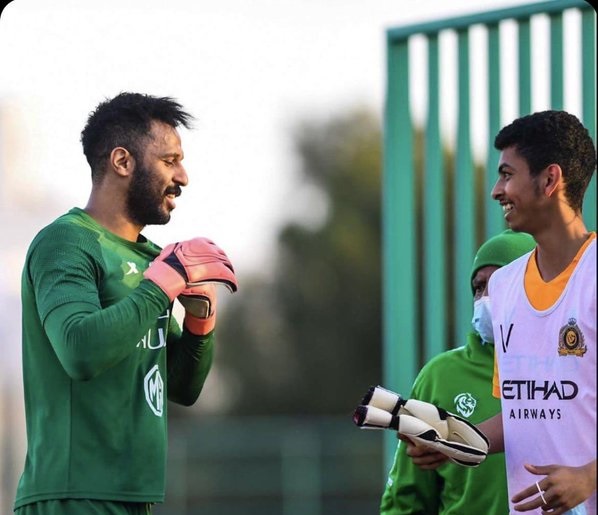 قفاز محمد العويس يُقربه من النصر !