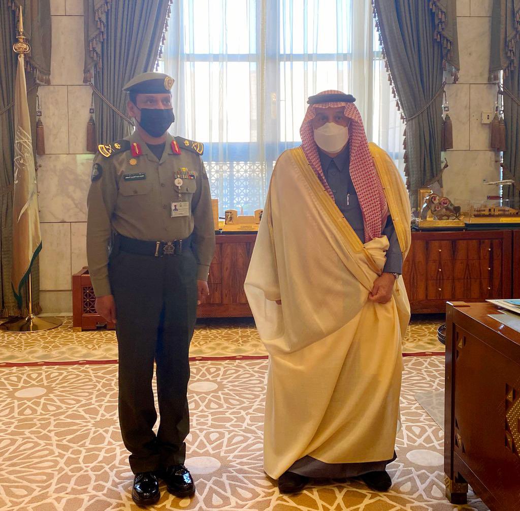 أمير الرياض يقلد اللواء محمد السعد مدير الجوازات بالمنطقة رتبته الجديدة