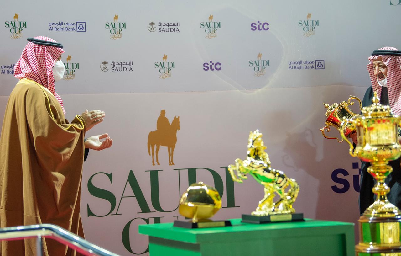 ولي العهد يتوج الأمير عبدالرحمن العبدالله الفيصل بـ كأس السعودية بعد فوز الجواد مشرف
