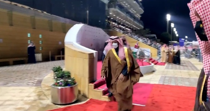 فيديو .. ولي العهد الأمير محمد بن سلمان يحيي حضور  كأس السعودية