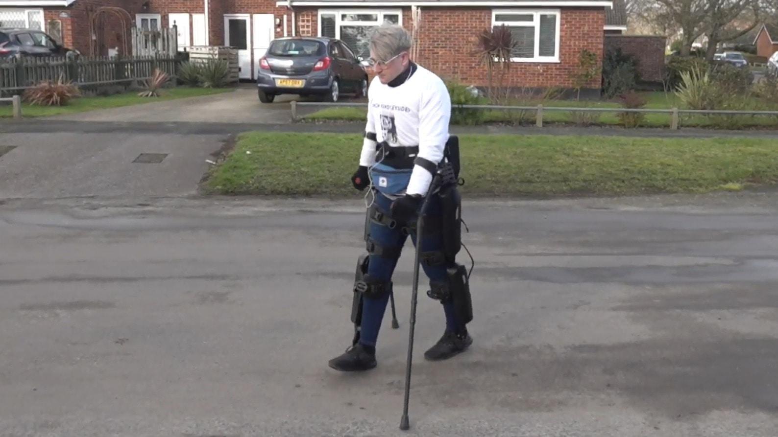 فيديو .. بريطاني يستطيع السير مجددًا بفضل بدلة روبوتية