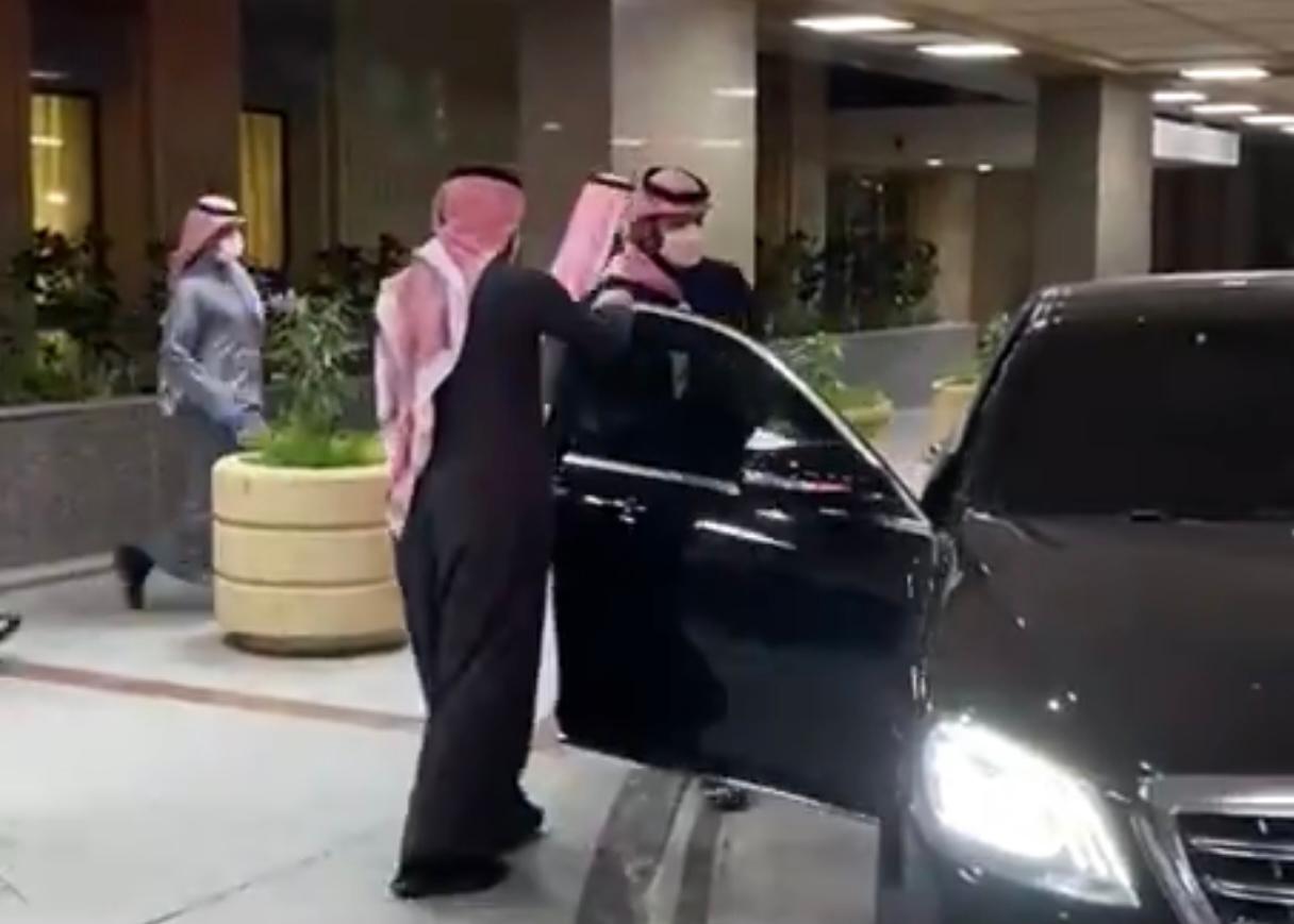 فيديو.. الأمير محمد بن سلمان يغادر مستشفى الملك فيصل التخصصي بالرياض