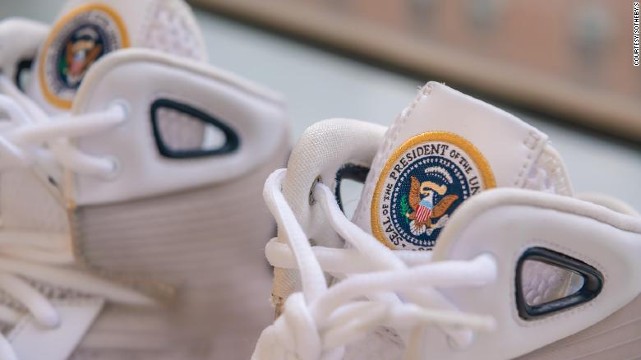 سحب حذاء أوباما الخاص بعد عرضه للبيع في مزاد علني