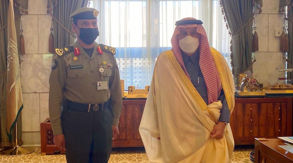 أمير الرياض يقلد مدير الجوازات بالمنطقة رتبة لواء