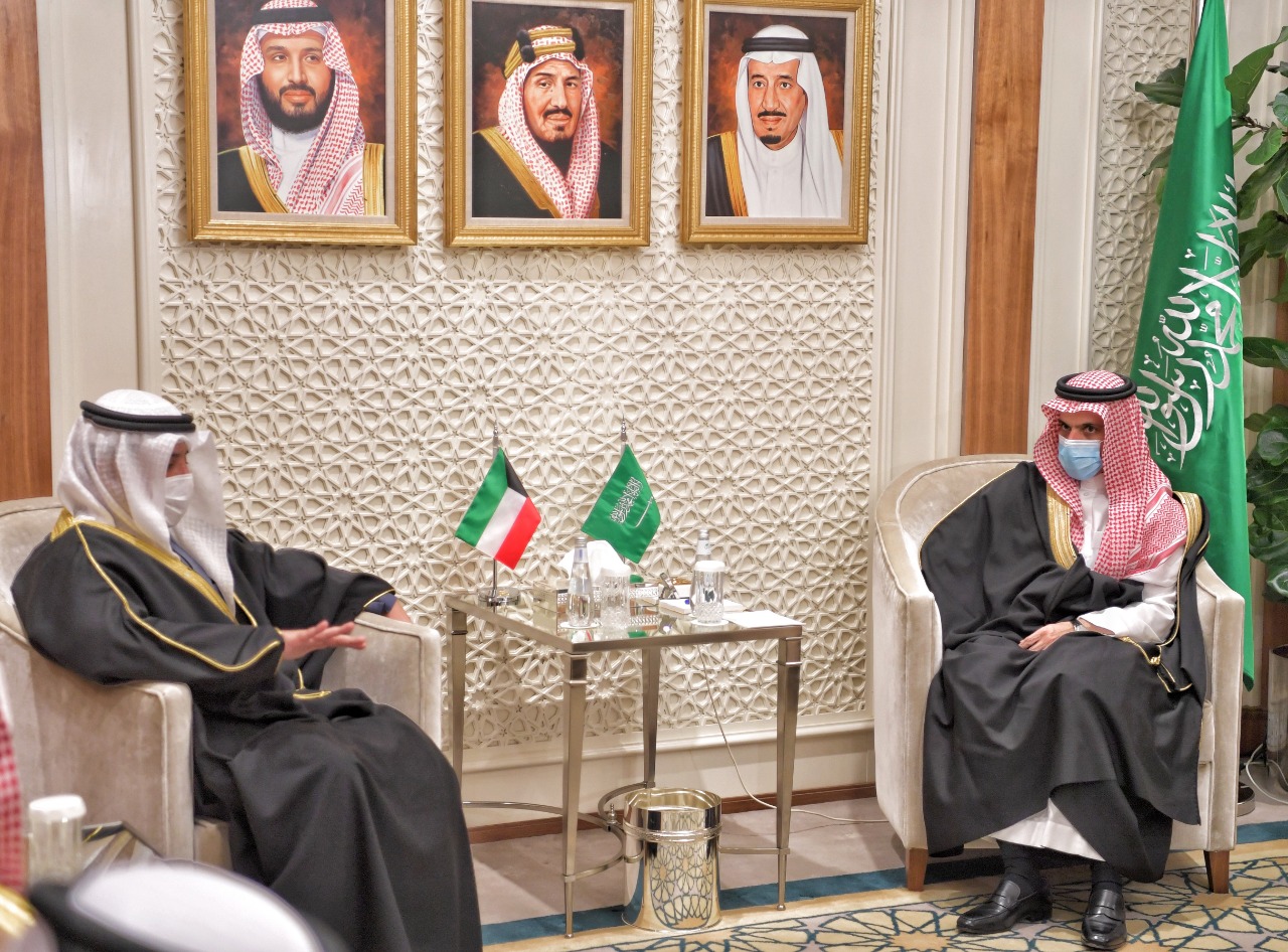 الملك سلمان يتلقى رسالة خطية من أمير الكويت لدعم وتعزيز العلاقات