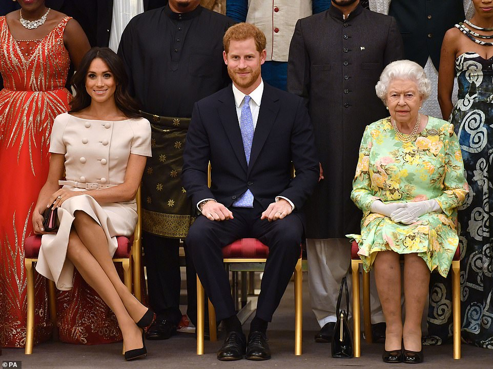 الملكة إليزابيث تنحي الأمير هاري عن واجباته رسميًا