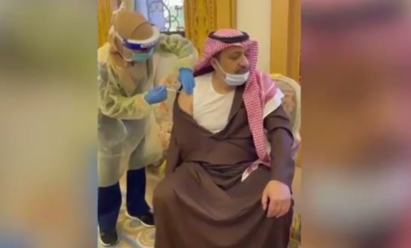 فيديو.. أمير الباحة يتلقى الجرعة الأولى من لقاح كورونا