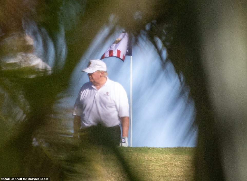 دونالد ترامب يلعب الغولف بدلًا من مشاهدة محاكمته