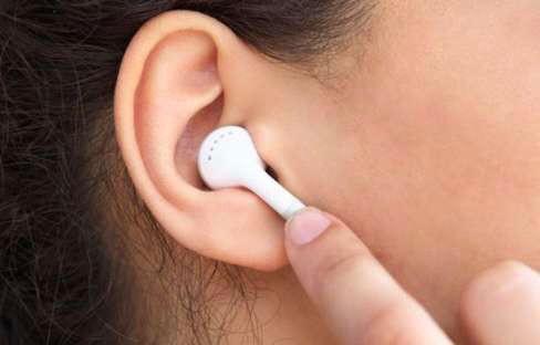 سماعات الأذن لفترة طويلة تؤذي عصب السمع