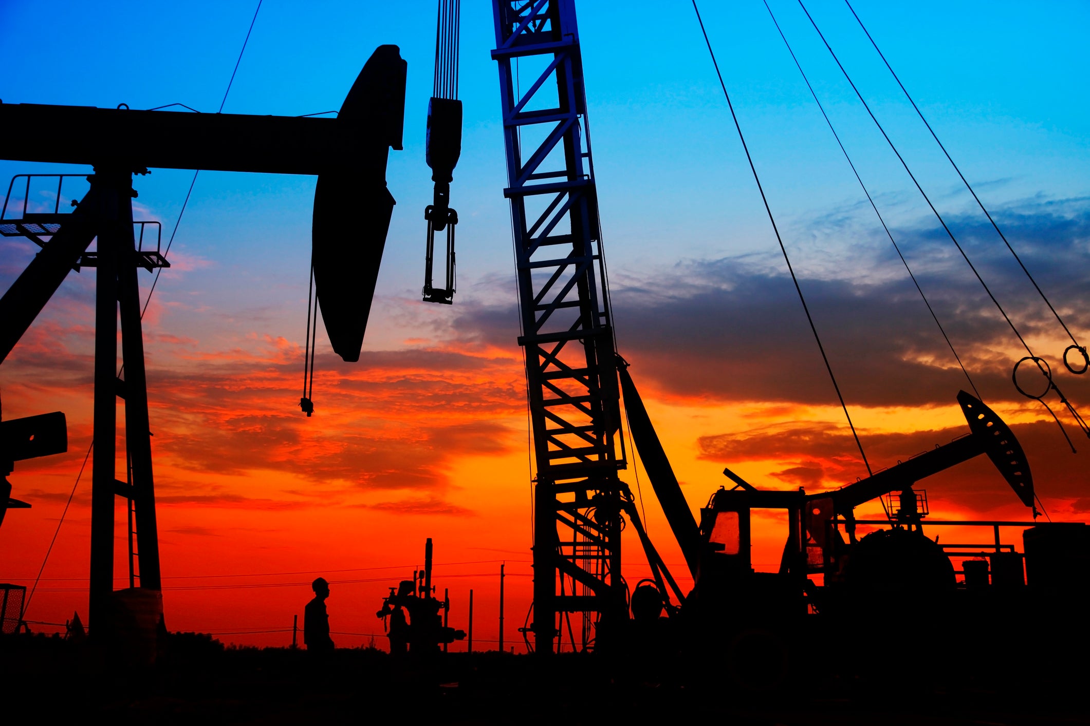 أسعار النفط تواصل تسجيل مستويات قياسية جديدة