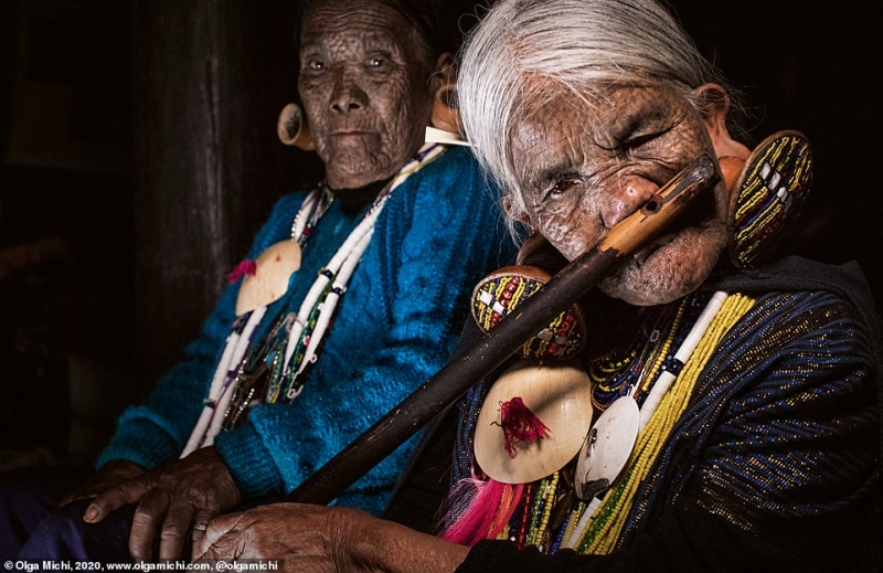 صور مذهلة توثق معايير الجمال عند القبائل النائية (13)