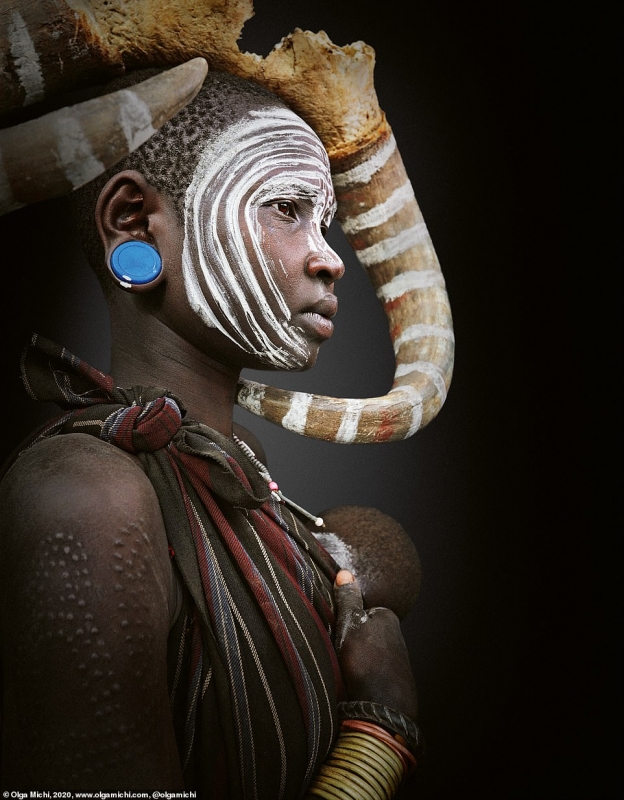 صور مذهلة توثق معايير الجمال عند القبائل النائية (13)