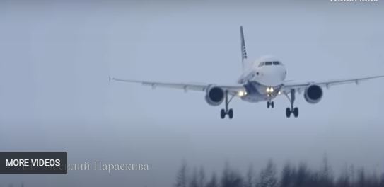 فيديو.. طائرة تحاول الهبوط وسط عاصفة قوية بروسيا