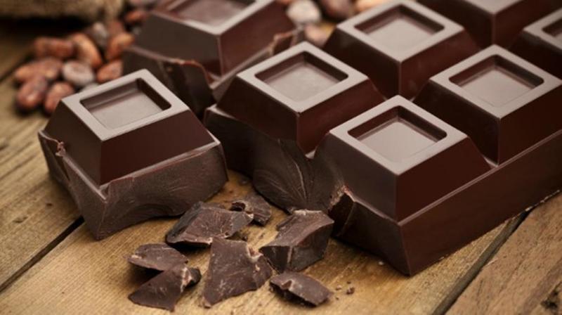 الإفراط في تناول الشوكولاتة يرفع السكر والدهون المشبعة