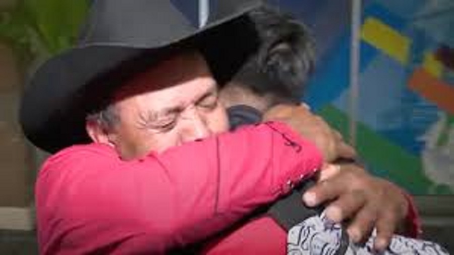 فيديو مؤثر.. لحظة لمّ شمل أسرة بعد فتح الحدود الأمريكية