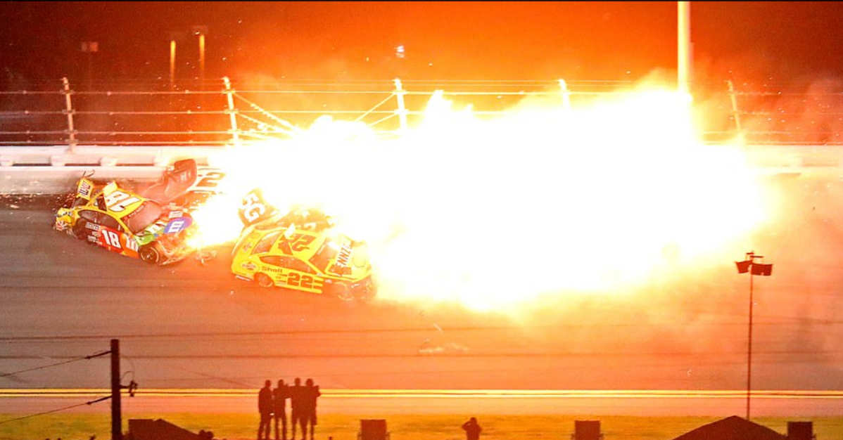 فيديو مروع.. سيارة سباق تحترق على المضمار   