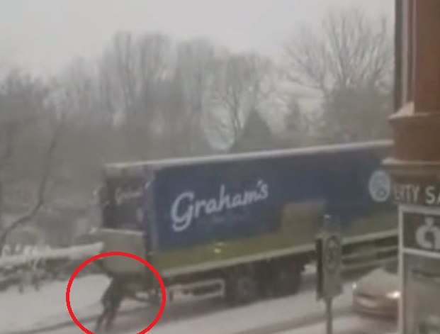 فيديو.. امرأة خارقة تدفع شاحنة وزنها 26 طنًا لتنقذ آخرين