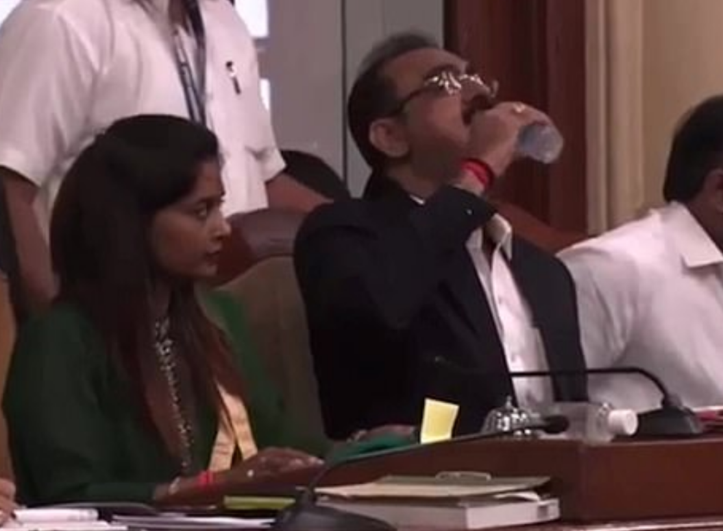 فيديو.. مسؤول هندي يشرب معقم اليدين بالخطأ !