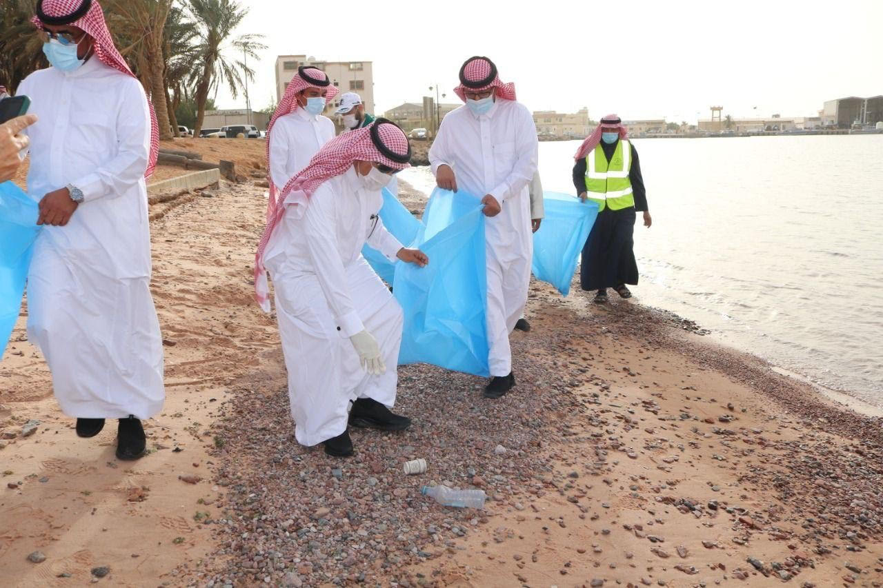 لجنة تقصي من أمانة تبوك بعد مقطع عامل نظافة يلقي المخلفات على شاطئ حقل
