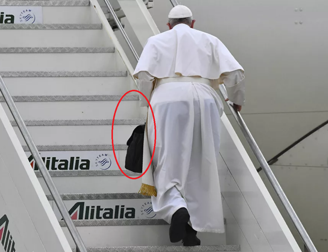 محتويات حقيبة البابا فرانسيس السوداء !