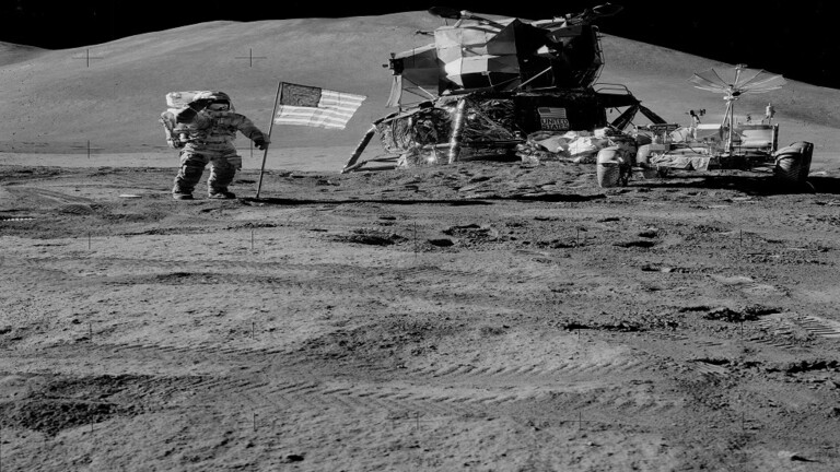 إيلون موسك يتحدى ناسا لإثبات الصعود إلى القمر