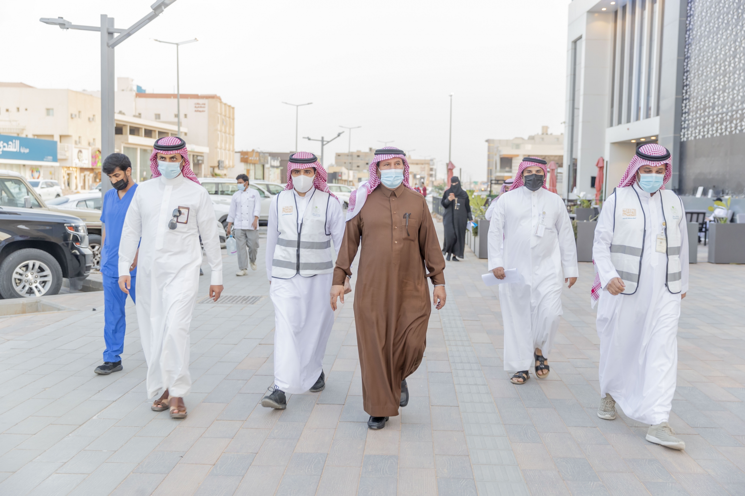 أمين القصيم يقف ميدانياً على تطبيق الإجراءات الاحترازية