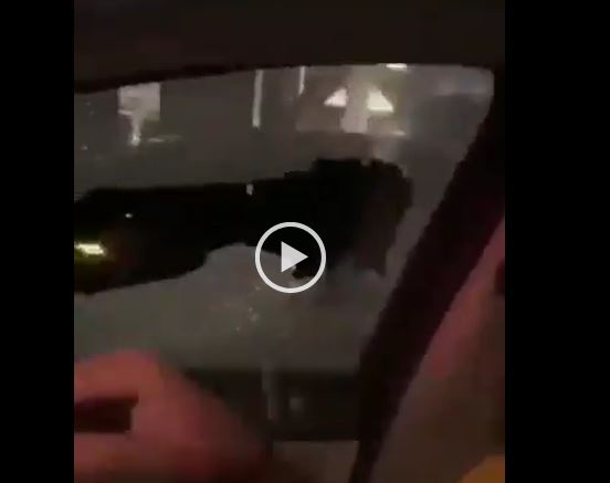 شرطة الرياض تضبط 4 مواطنين قاموا بإشارات بذيئة وهشموا زجاج مركبة