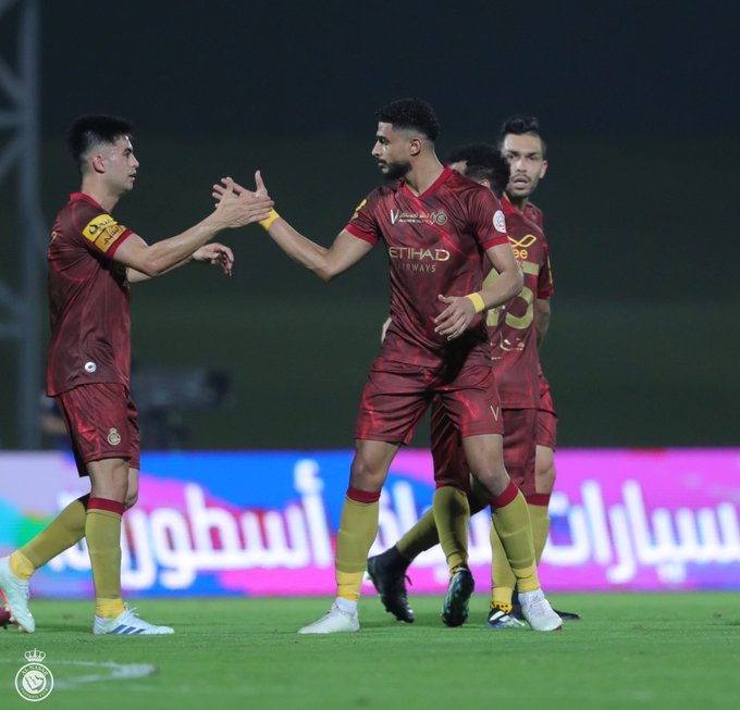 بيتي مارتينيز مع لاعبي النصر