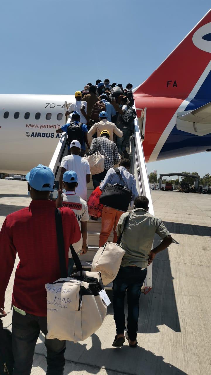 التحالف يسهل عملية نقل 160 مهاجراً إفريقياً جواً من اليمن