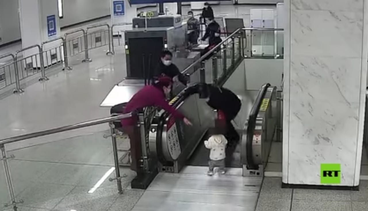 فيديو.. إنقاذ طفل اقترب من سلم متحرك في اللحظة الأخيرة