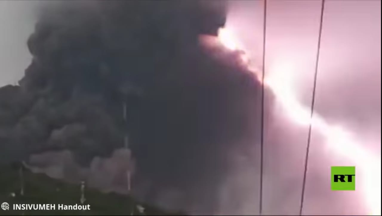 فيديو.. لقطات نادرة لصاعقة برق تضرب بركانًا ثائرًا في غواتيمالا
