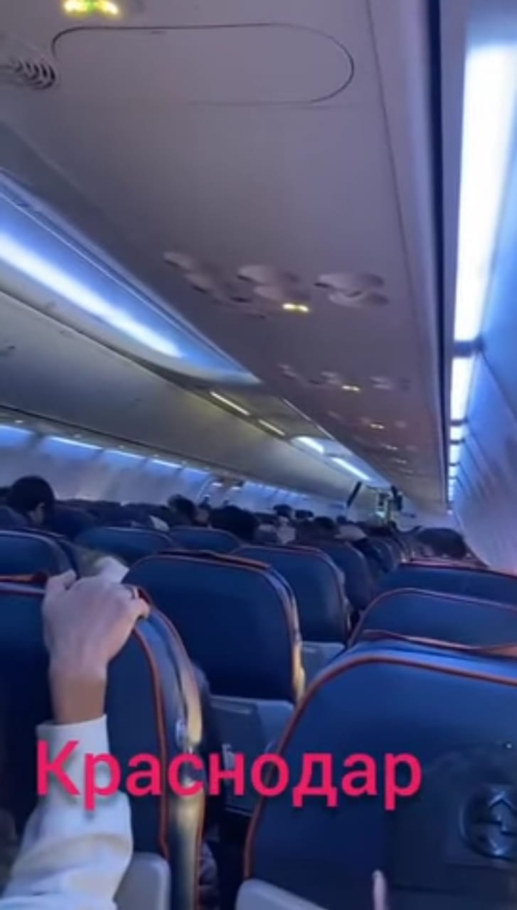 فيديو.. لحظات الرعب داخل طائرة بوينغ 738 هبطت اضطراريًّا في روسيا