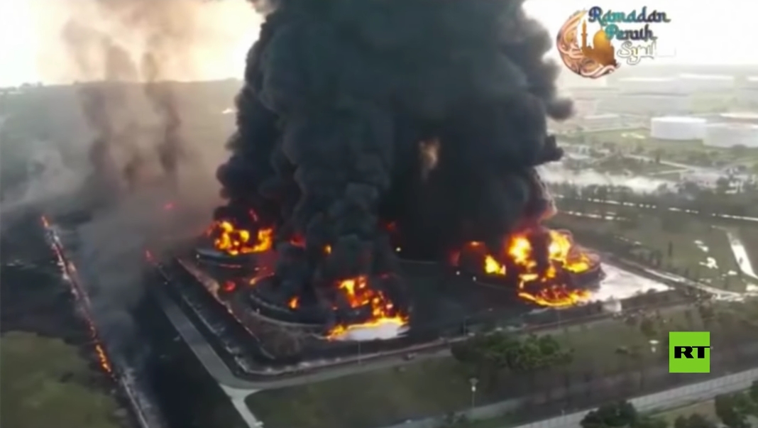 فيديو.. النيران تشتعل في مصفاة نفط إندونيسية والقرى المجاورة في خطر - المواطن