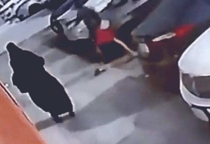 شرطة مكة تكشف حقيقة مقطع التحرش بامرأة أمام محل تجاري