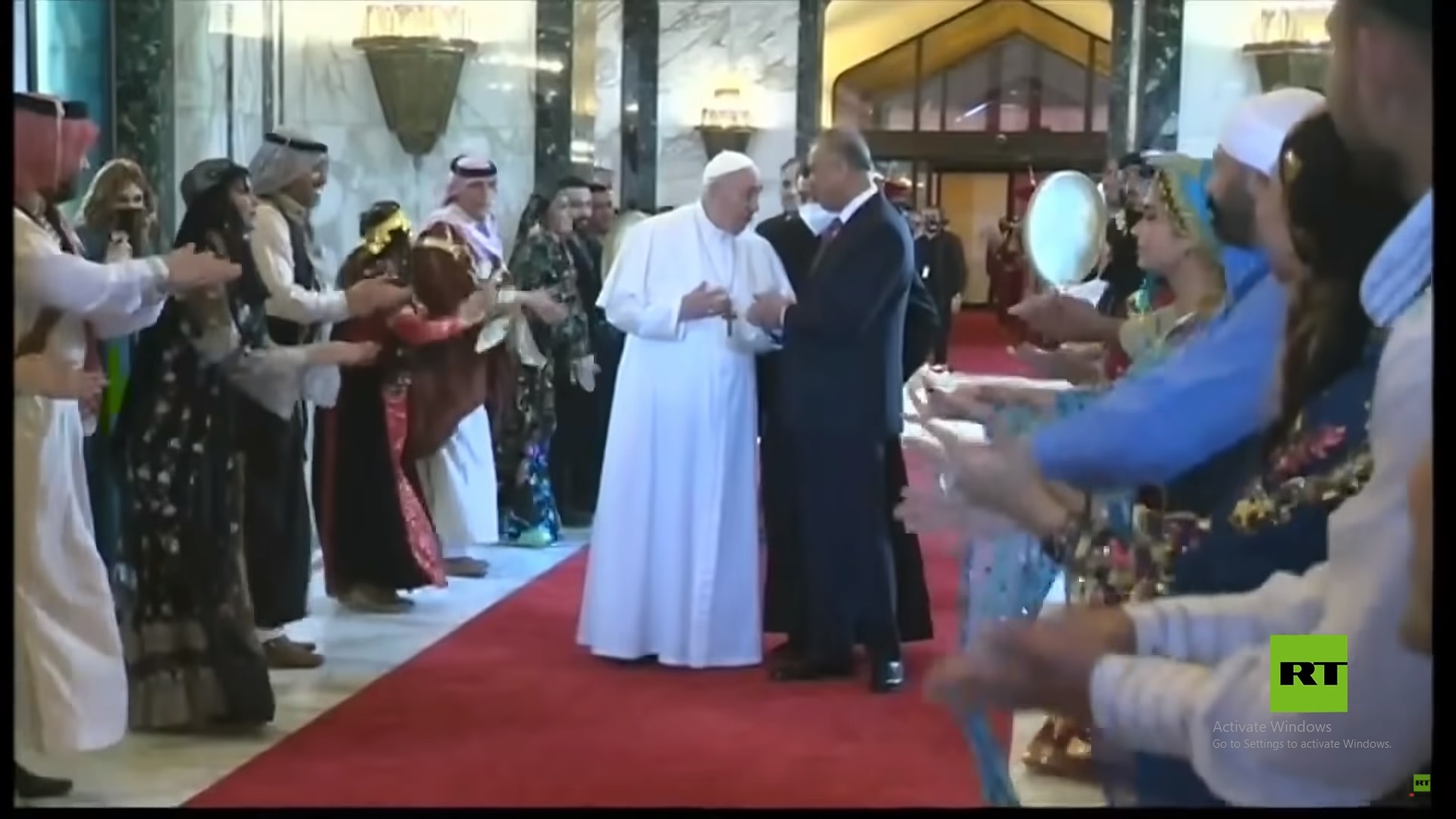 الدبكة والأهازيج العراقية تستقبل البابا فرنسيس في بغداد