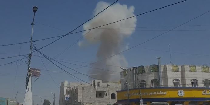 شاهد .. التحالف يستهدف مخزنًا حوثيًا لوقود الصواريخ الباليستية في صنعاء
