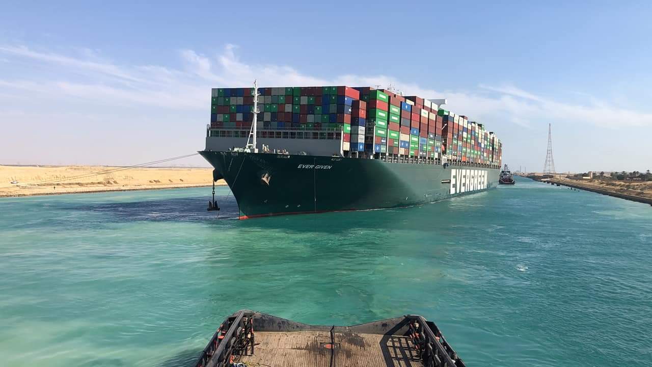مصر تنجح في تعويم السفينة العالقة بقناة السويس