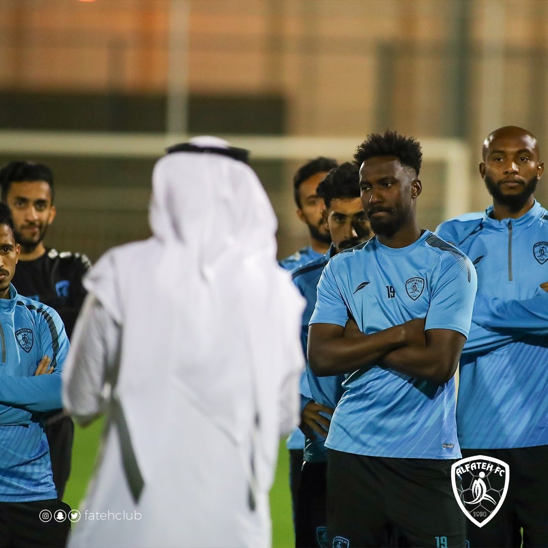 إداريو الفتح يحفزون اللاعبين قبل مواجهة الاتحاد