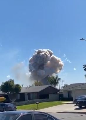 شاهد.. انفجار شديد يدمر واجهة منازل في كاليفورنيا
