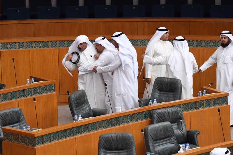 بالصور.. عراك في مجلس الأمة الكويتي (6)
