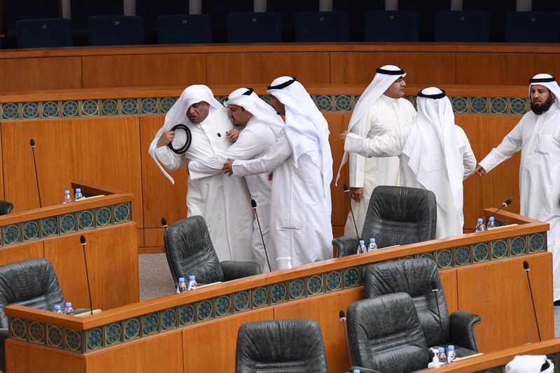 بالصور.. عراك في مجلس الأمة الكويتي (6)