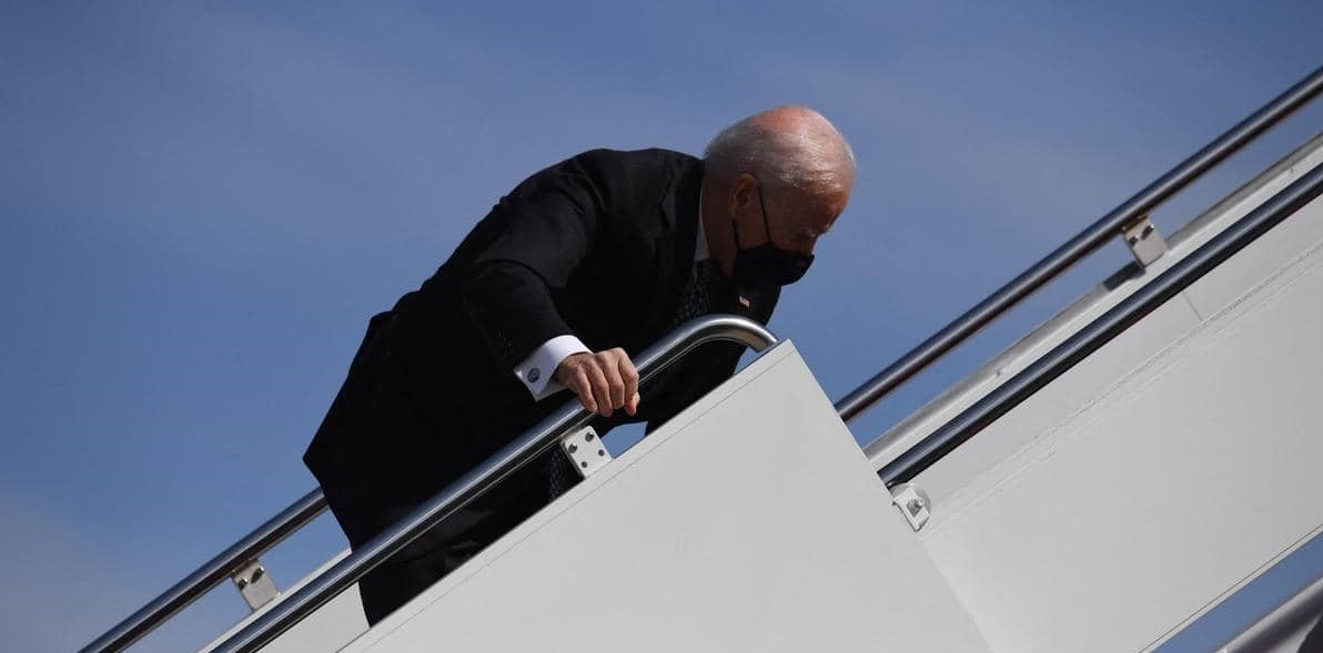 البيت الأبيض بعد تعثر بايدن على سلم الطائرة: الرئيس بصحة جيدة
