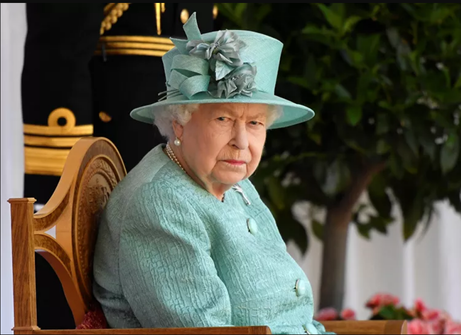 الملكة إليزابيث تتدخل لحل أزمة ملابس الجنازة