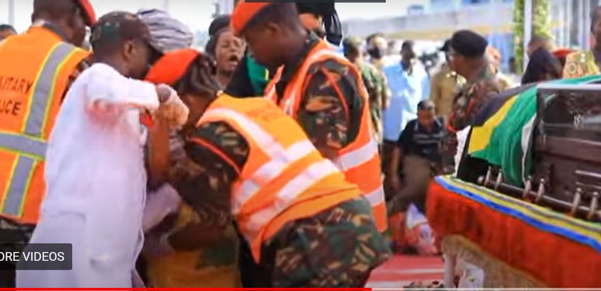 فيديو.. وفاة 45 أثناء تشييع رئيس تنزانيا ماغوفولي!