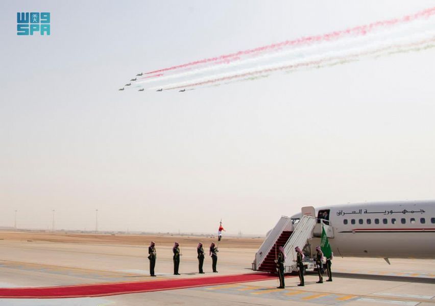 الطائرات السعودية ترسم علم العراق في استقبال الكاظمي