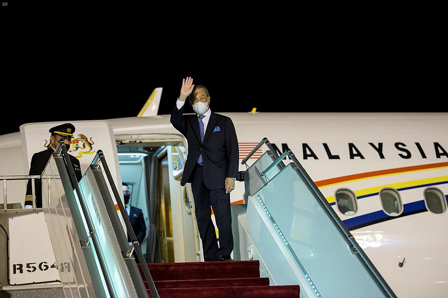 رئيس وزراء ماليزيا يغادر الرياض والأمير فيصل بن بندر في مقدمة مودعيه