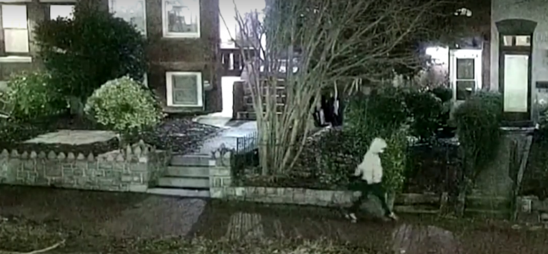 فيديو يوثق شخصًا يزرع قنبلتين قرب الكونغرس