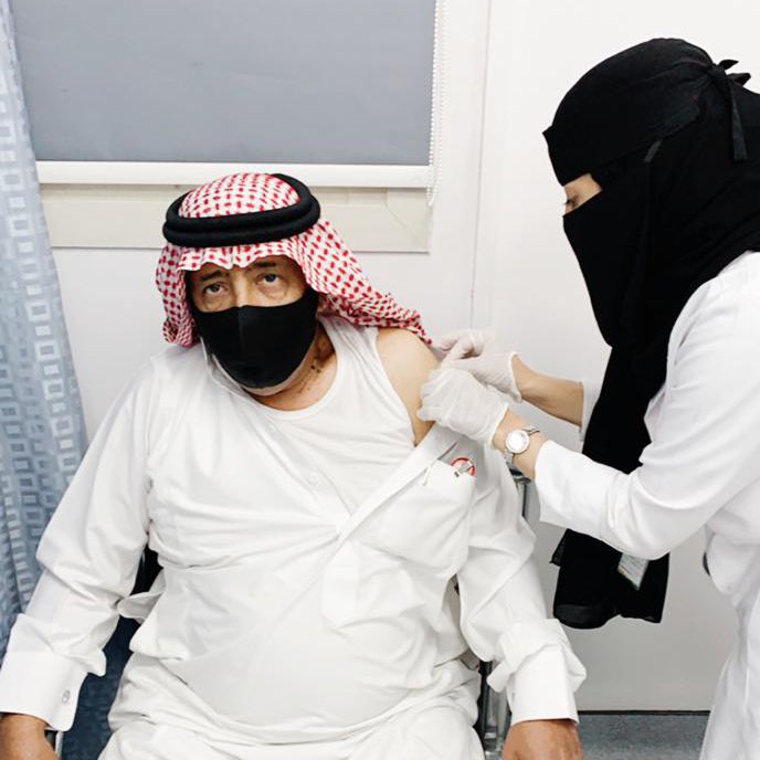 صورة للممرضة ندى ووالدها أثناء أخذ اللقاح تجمع البر مع المهنية
